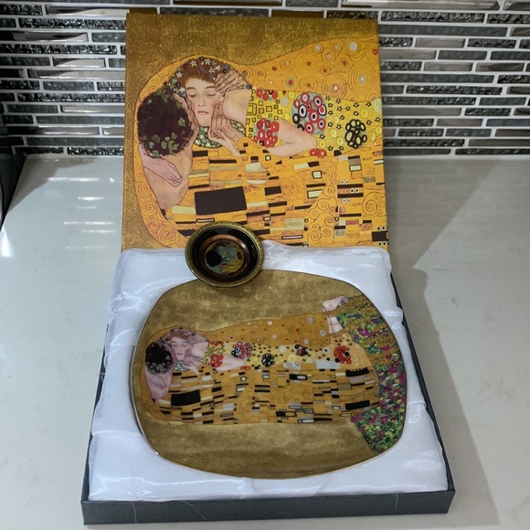 Gustav Klimt Art “ The Kiss “ Porcelain Plates - Picture 1 of 13